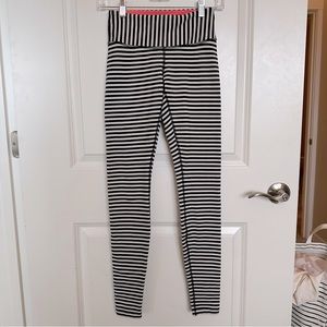 Sz 6 Lululemon Wunder Under Mid Rise Black and White Striped Legging